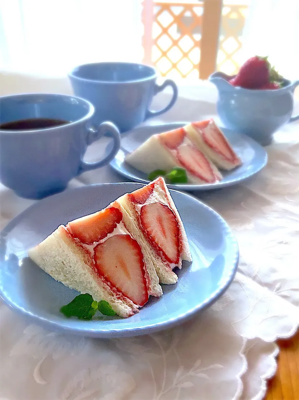 いちごサンド🍓酸味があるいちごだったのでいちごジャムも塗りました〜甘さと酸味で😋サンドイッチ用パンで軽く食べられました👍✨|Naoさん