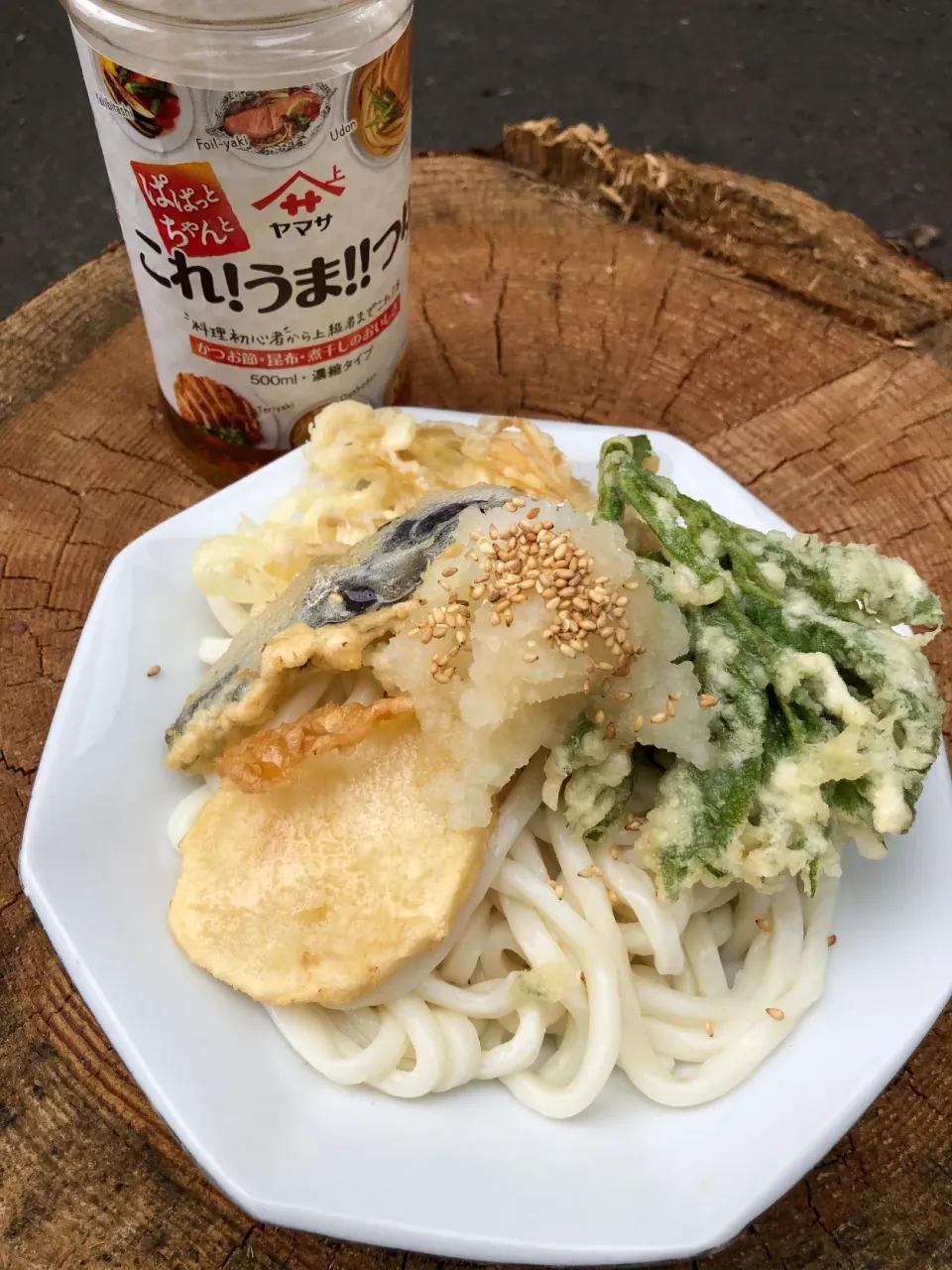 Snapdishの料理写真:庭のウドを天ぷらにして大根おろしを添えて、冷やしうどん。これうまつゆかけただけ|chiiさん