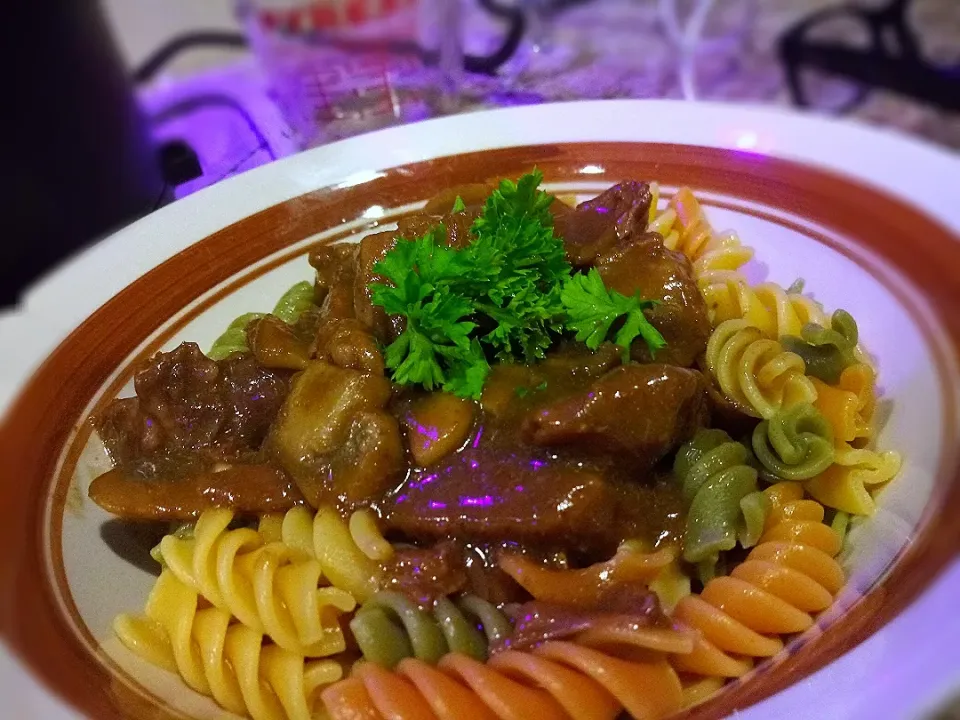 Snapdishの料理写真:🍲Beef & Mushrooms Stew with Brown Gravy.🍲

Great on rice, pasta or mash !😃|MaggieH17さん