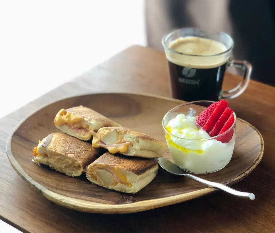 ホットサンドと苺ヨーグルトオリーブオイル|マユマユさん