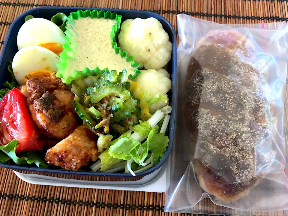 今夜の夜勤弁当完成🍱昨日買った新鮮野菜を目一杯詰め込んで、手作りごまマヨのスペースに悩む😅ライ麦パンはご飯役|いっちさん