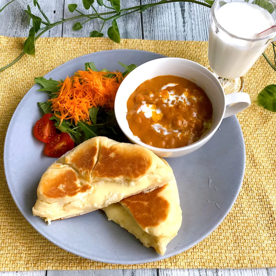 牛乳ラッシーとチーズナン＆バターチキンカレーのワンプレートランチ❤︎|夢ーテルさん