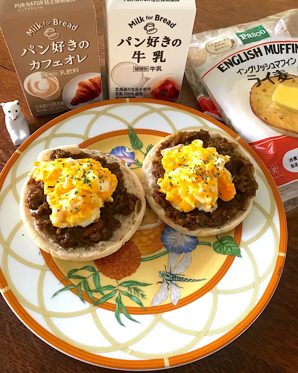 Snapdishの料理写真:ランチ #キーマカレー  #スクランブルエッグ  #pascoのマフィン  #パン好きの牛乳  #パン好きのカフェオレ|小松菜さん