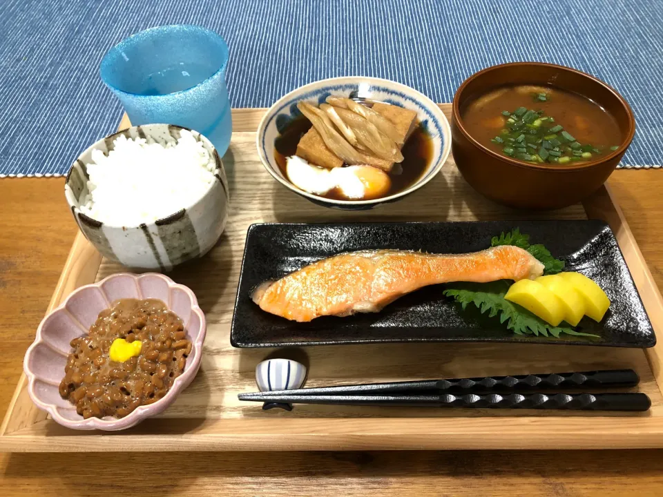 鮭の塩焼き🐟厚揚げのすき煮 温玉入🐣納豆🥢なめこと油揚げの味噌汁🍄|みなみさん