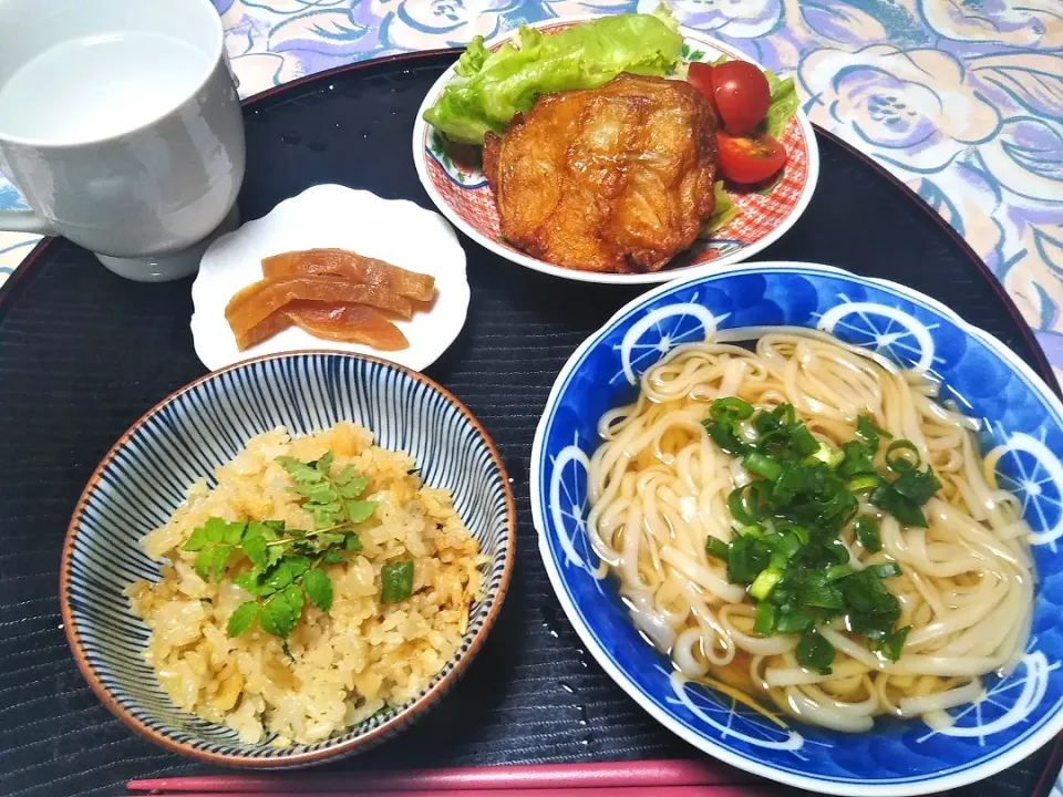 Snapdishの料理写真:よねばーばの朝ごはん
あさりご飯
稲庭うどん
あげ半レタス添
奈良漬|yoneばーばさん