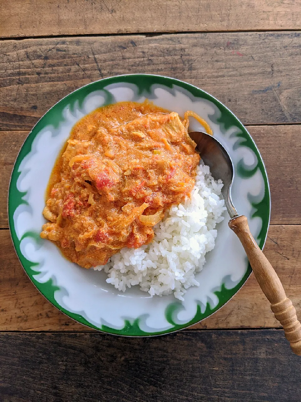 ヨーグルトとトマト缶とスパイスだけのカレー。
最後に入れるレモン汁が決め手です。|en.58さん