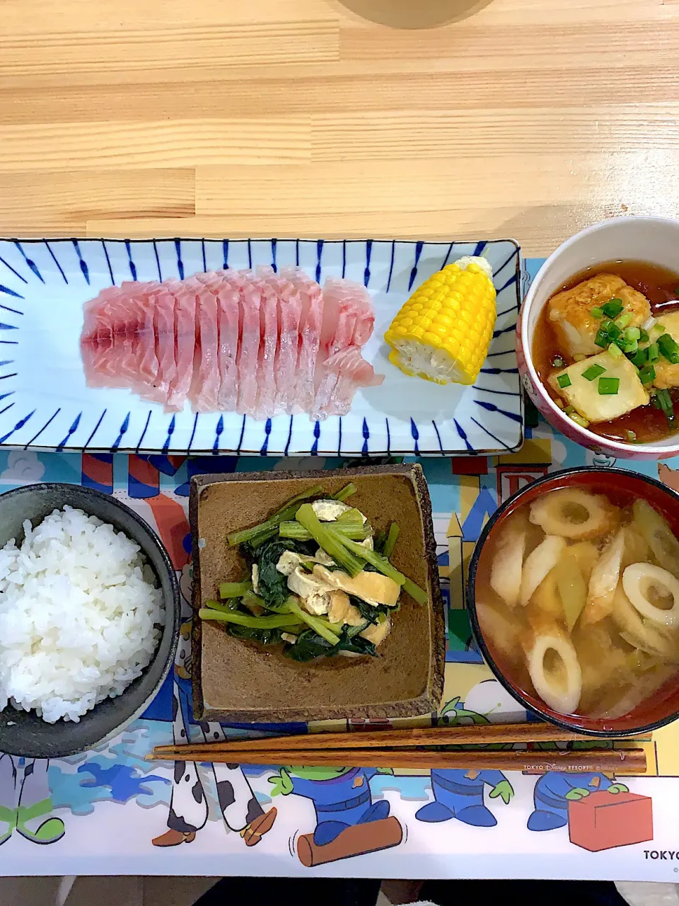 Snapdishの料理写真:・イサキのお刺身　・茹でコーン　・揚げ出し豆腐　・小松菜と油揚げの煮物　・ちくわとネギのお味噌汁|ぺろたんさん