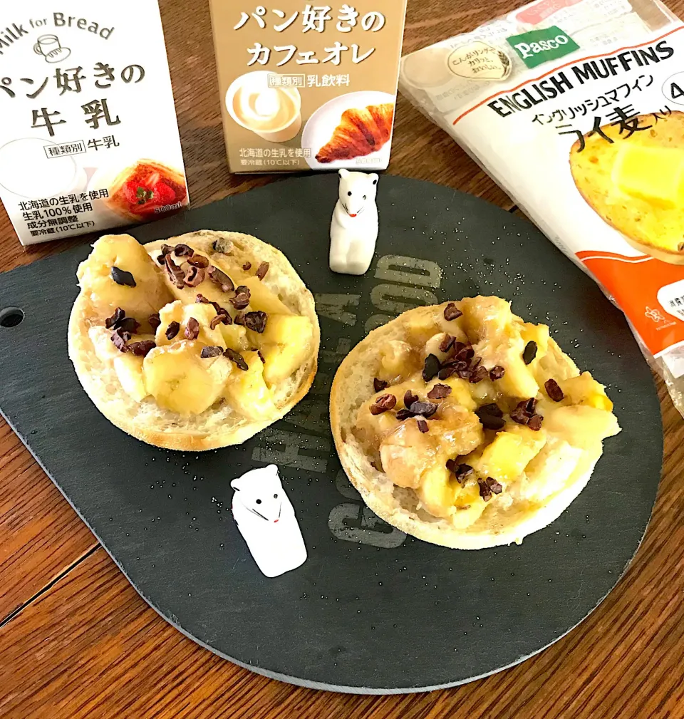 Snapdishの料理写真:おやつ #パンと牛乳のマリアージュ  #パン好きの牛乳  #パン好きのカフェオレ  #超熟パスコ  #pascoのマフィン|小松菜さん