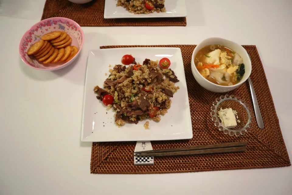 Snapdishの料理写真:今日の夕食 牛肉とミニトマトの玄米炒飯、冷凍餃子の酸辣湯風スープ、ブルーチーズ|pinknari🐰🌈さん