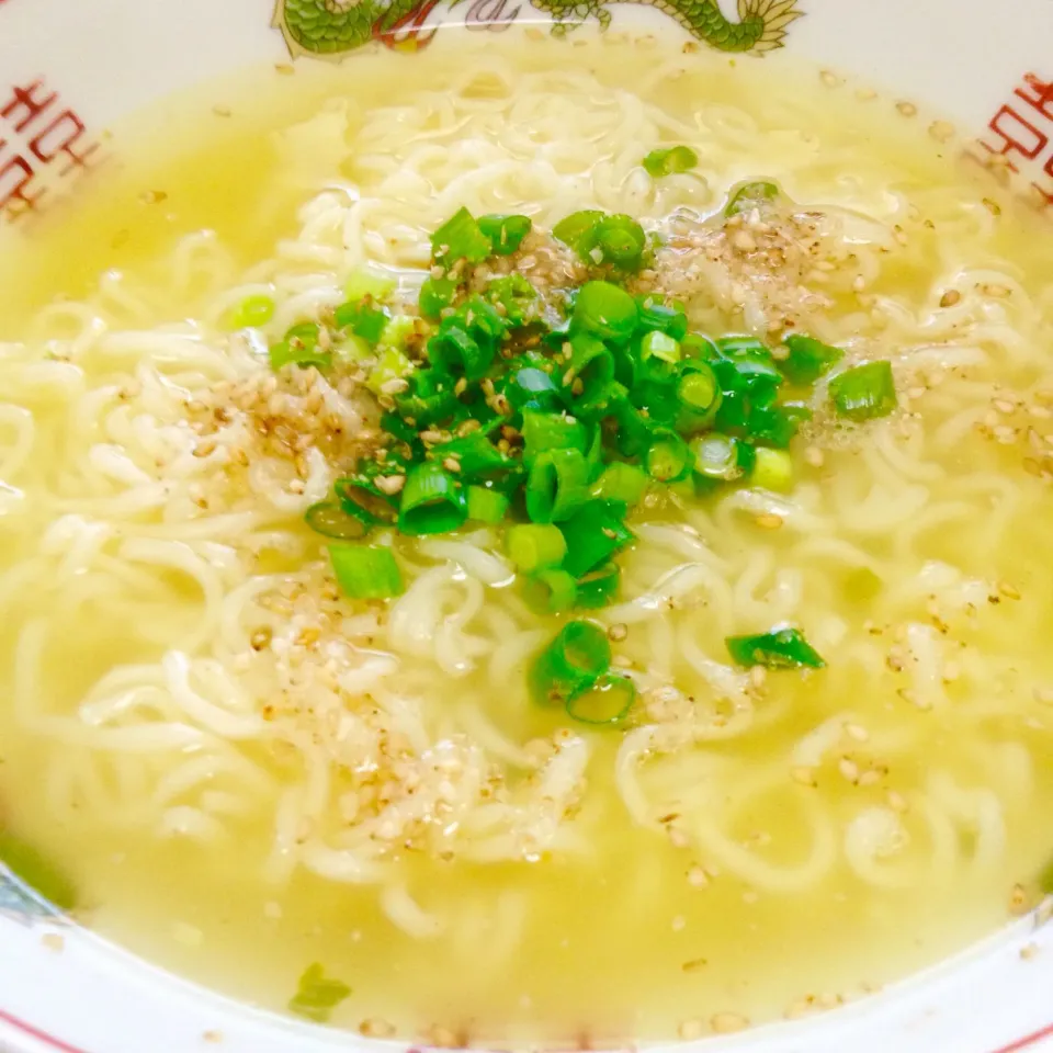 Snapdishの料理写真:サッポロ一番塩ラーメン🍜|まいりさん