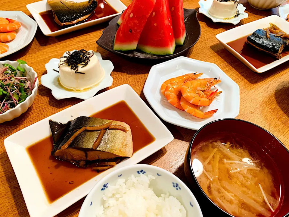 我が家の晩ごはん🍚煮魚、冷やっこ塩昆布胡麻油ら茹で海老、スプラウトおかか和え、スイカ|いちごさん