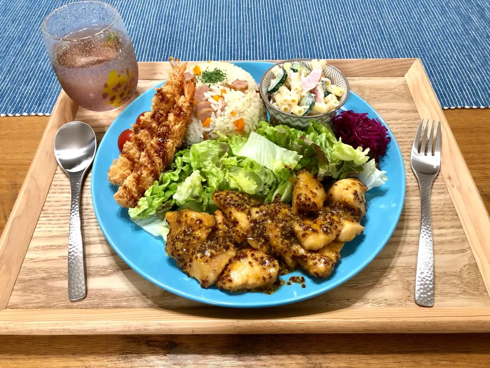 ハニーマスタードチキン🍯エビフライ🍤炊飯器ピラフ🥄マカロニサラダ🥒|みなみさん