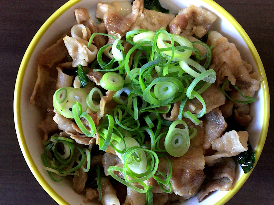 豚肉小松菜炒め丼|ばーさんさん