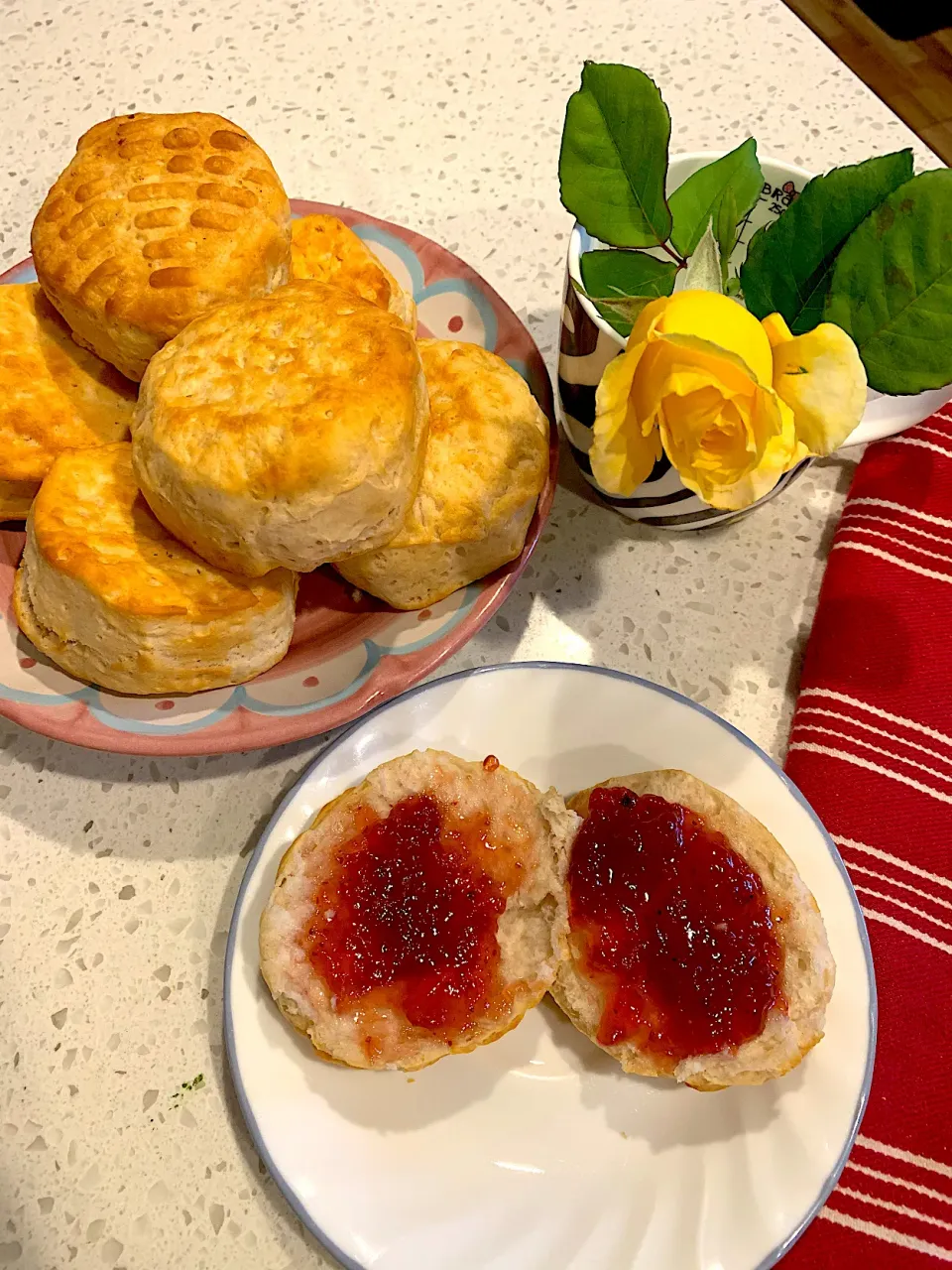 Fresh homemade biscuits with 🍓 Jam|🌺IAnneさん