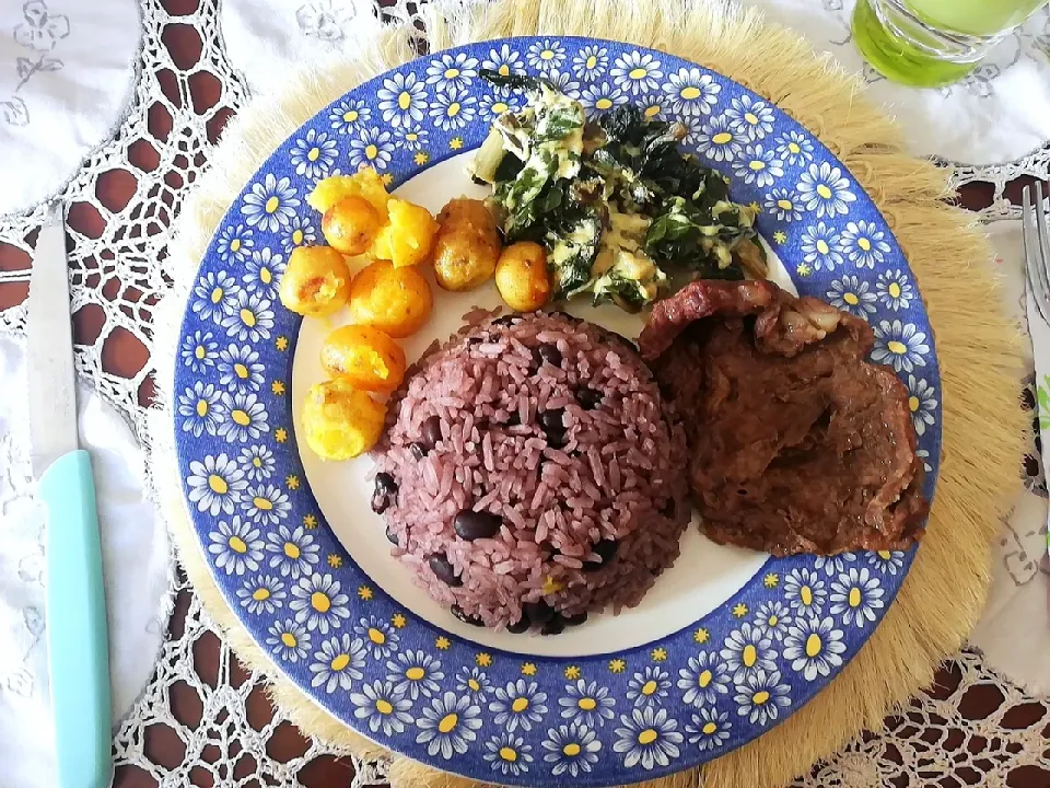 Snapdishの料理写真:Almuerzo casual! Arroz con caraotas, torta de acelgas con queso, carne y papas criollas. 😋|Alejandra Castañedaさん