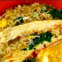 Snapdishの料理写真:hot noodle with fish roll|MOMIGAさん