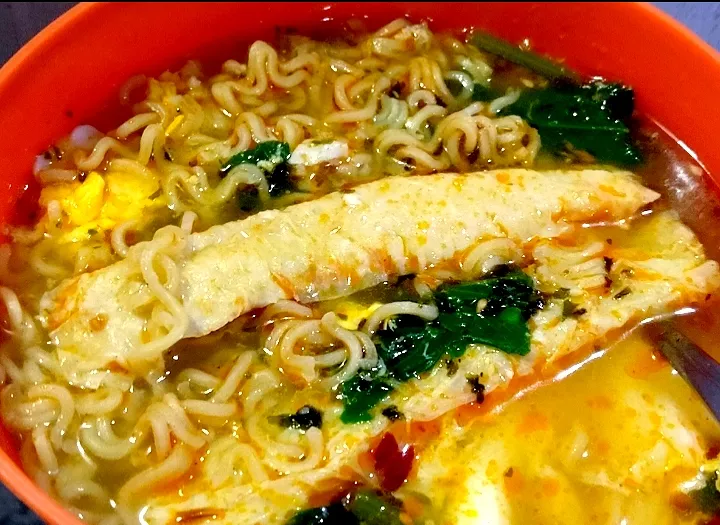 Snapdishの料理写真:hot noodle with fish roll|MOMIGAさん