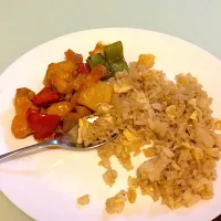 Egg fried rice with sweet and sour chicken.|saki90さん