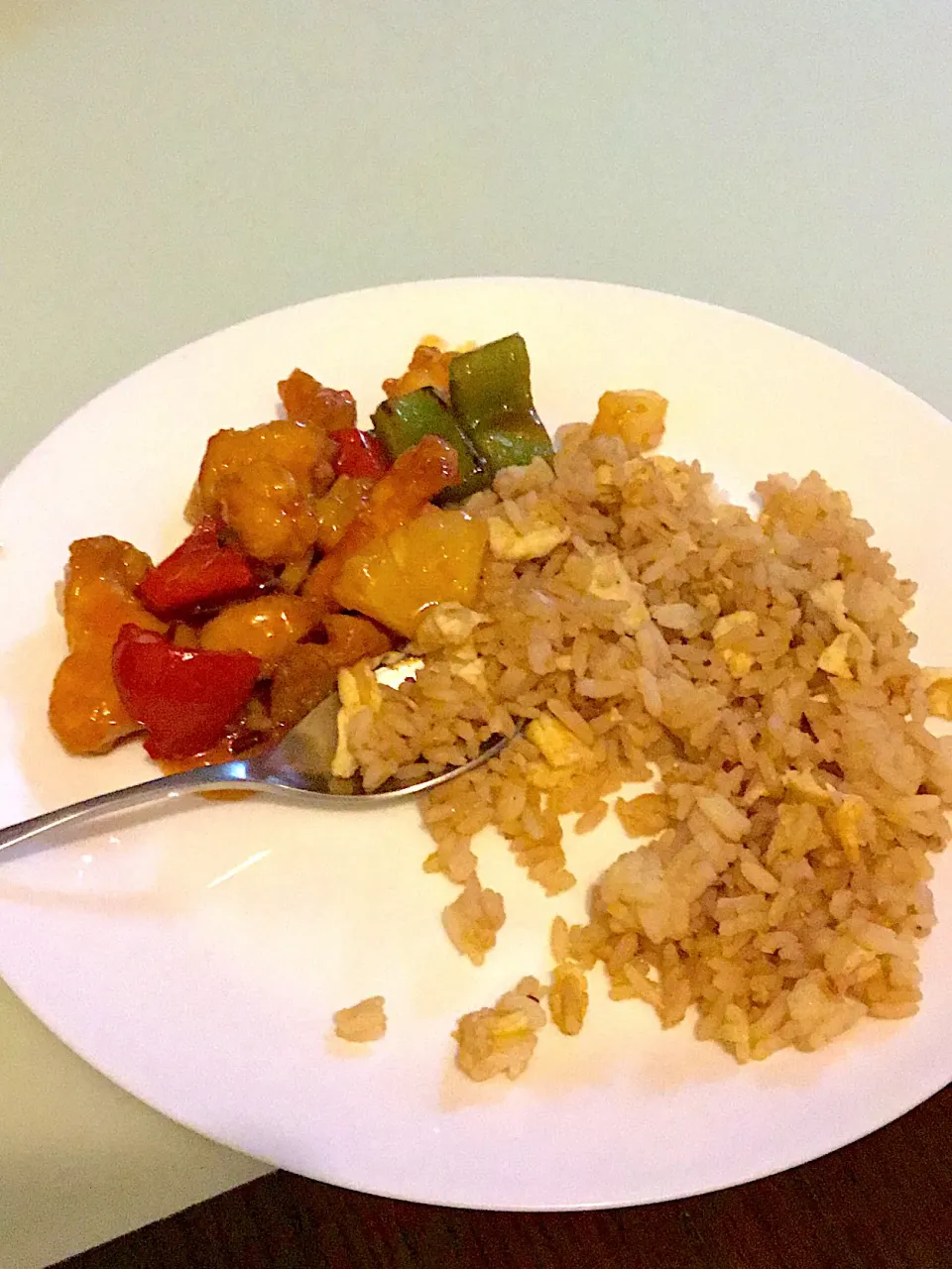 Egg fried rice with sweet and sour chicken.|saki90さん