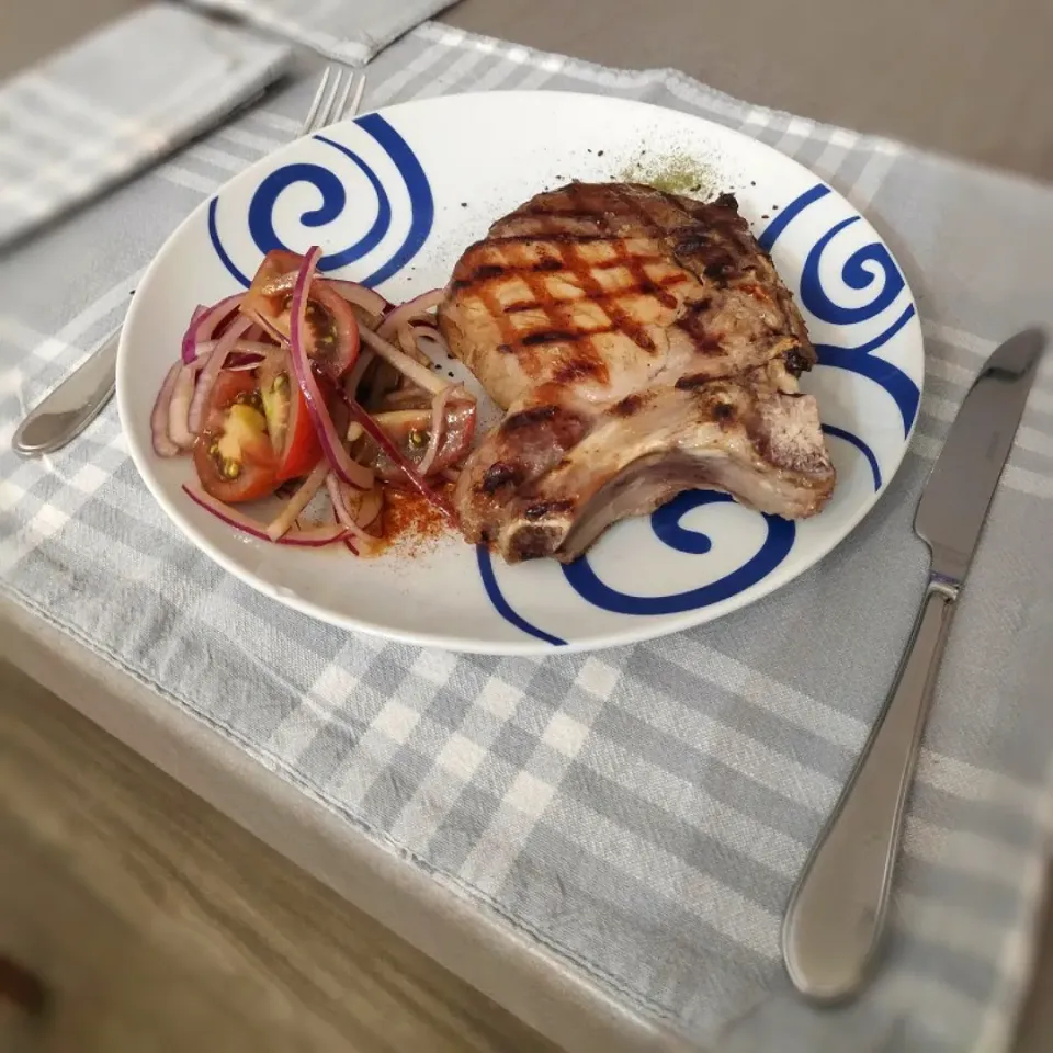 Jack Daniel's marinated grilled pork chop with tomatoes and onion salad|Ery_05さん