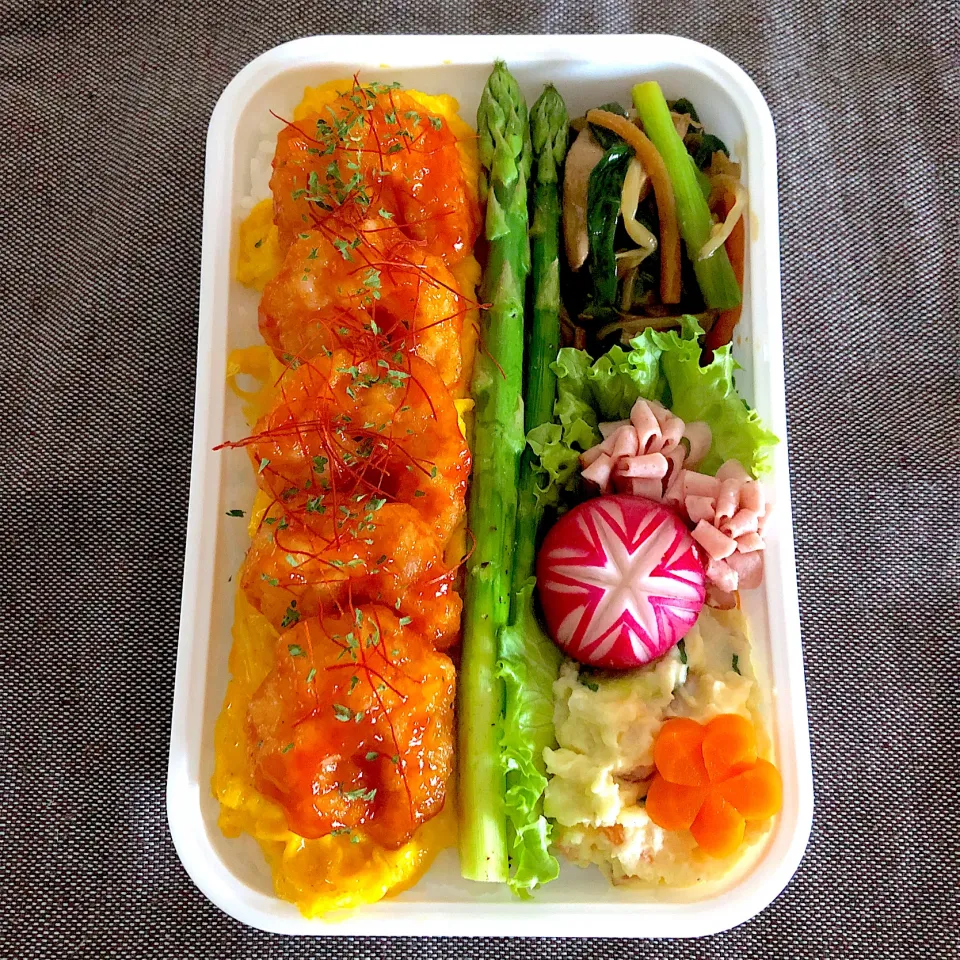 Snapdishの料理写真:エビチリ弁当|emichococo625さん