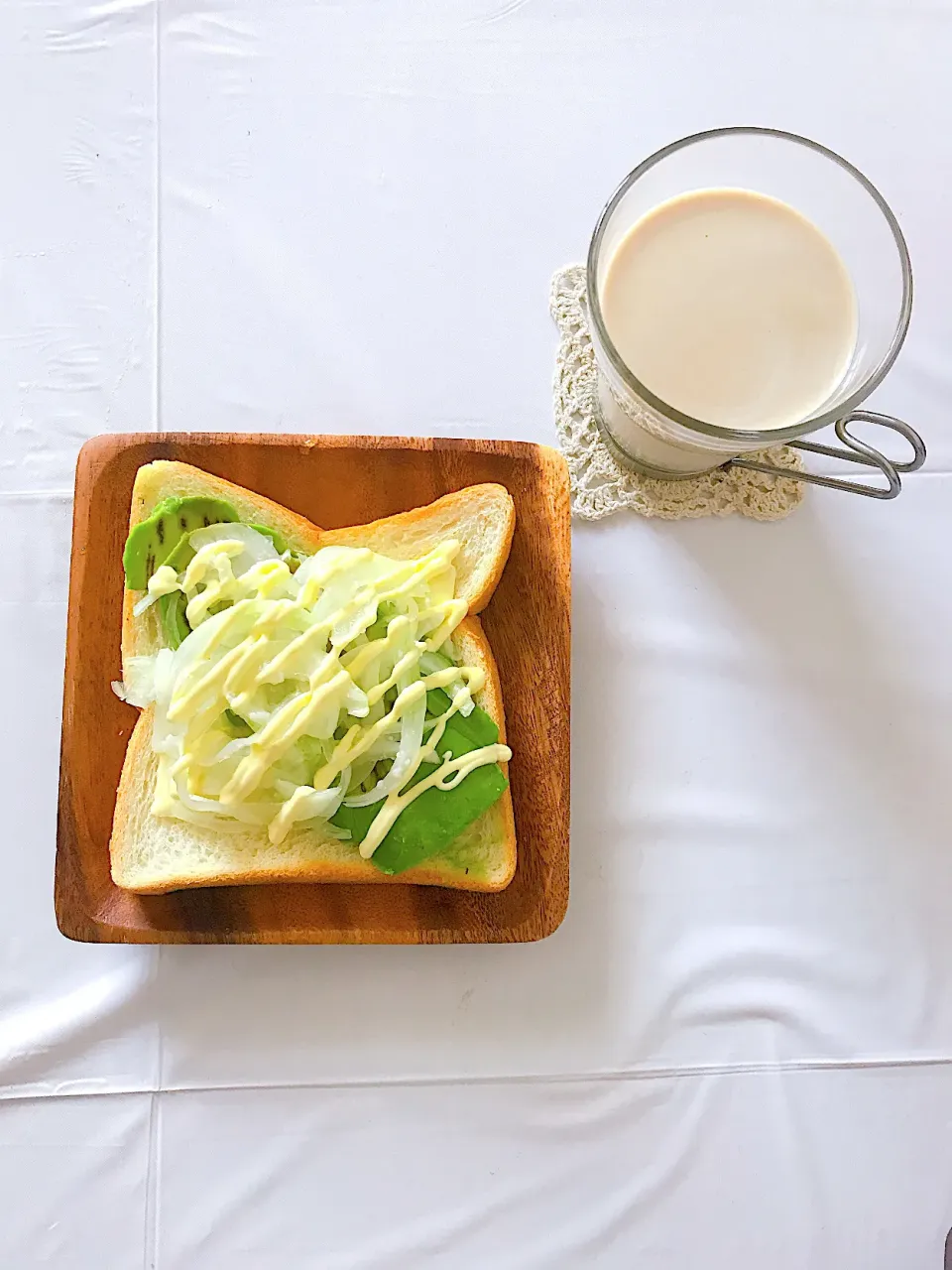 パン好きのカフェオレとアボカドオニオンチーズトースト🍞|mayuさん