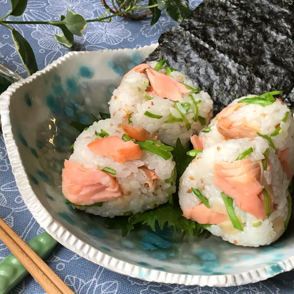 🐟🍙時鮭の酢飯おにぎりは　自分で海苔巻くスタイル🍙🐟|Hollyさん