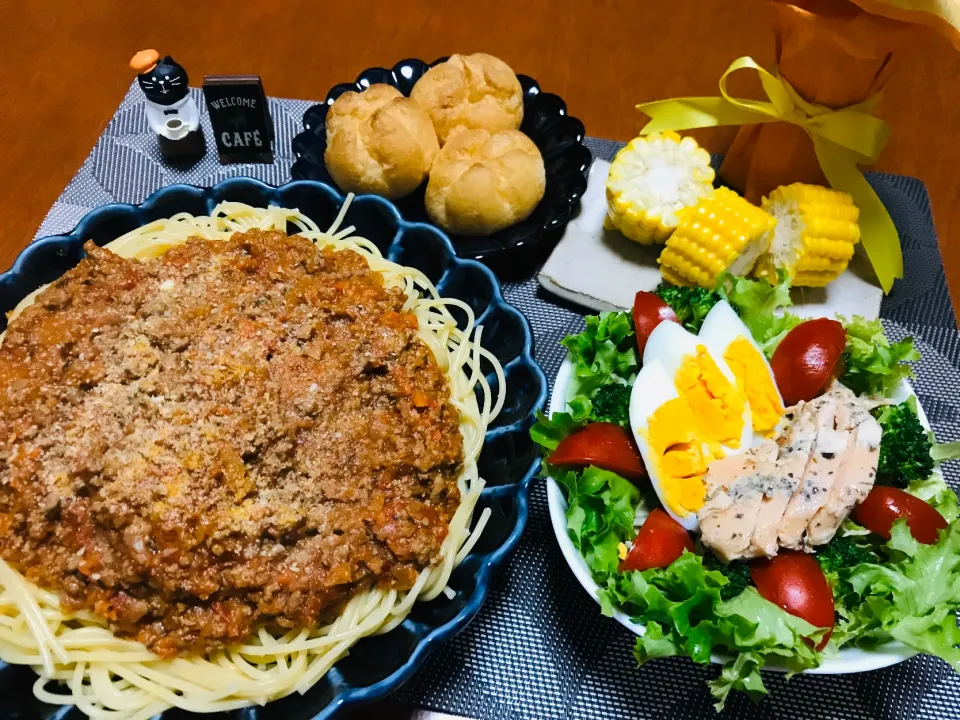 Snapdishの料理写真:「ミートソース」と「サラダ」|バシュランさん