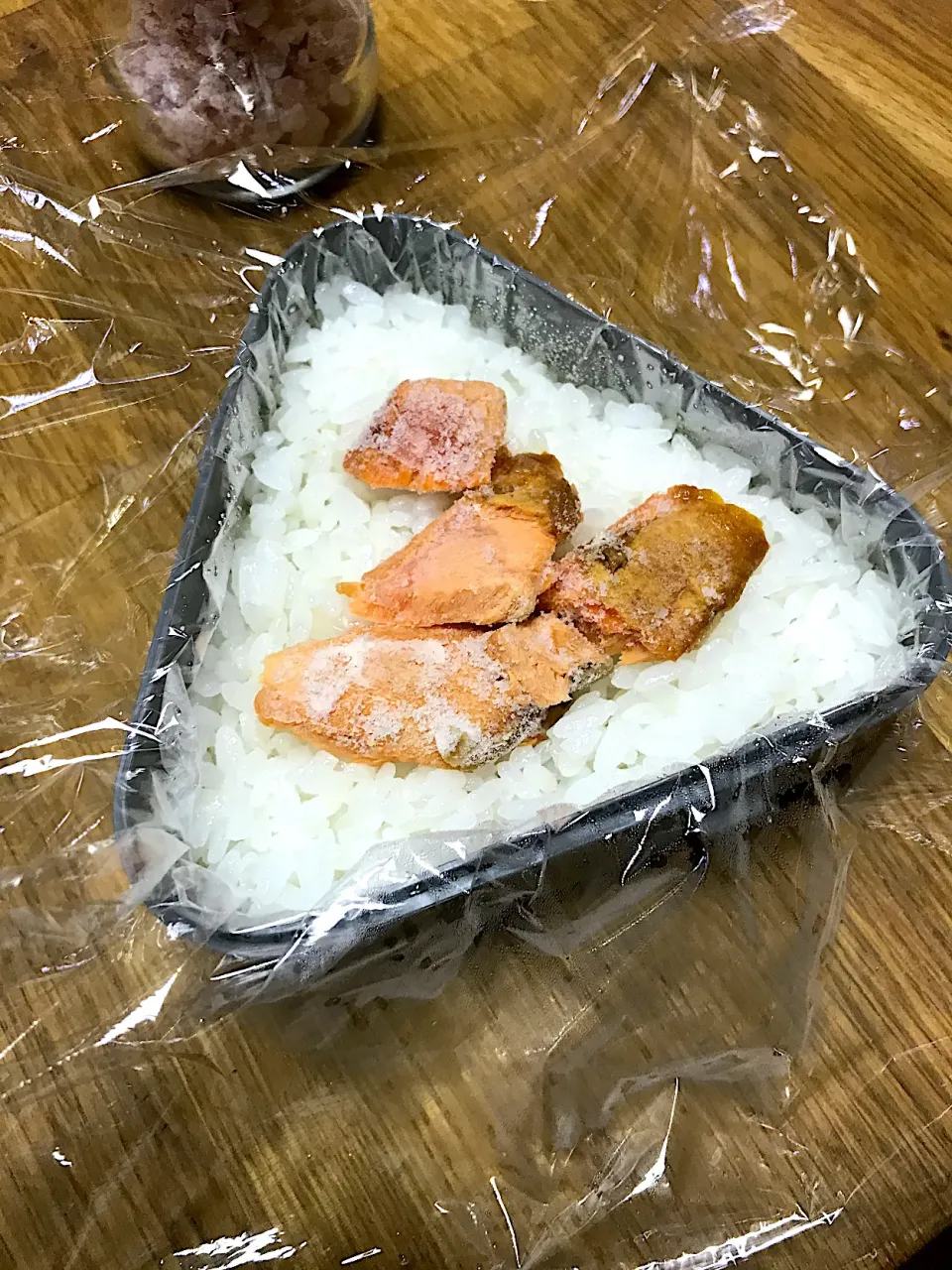 Snapdishの料理写真:冷凍シャケのほぐしおむすび🍙|morimi32さん