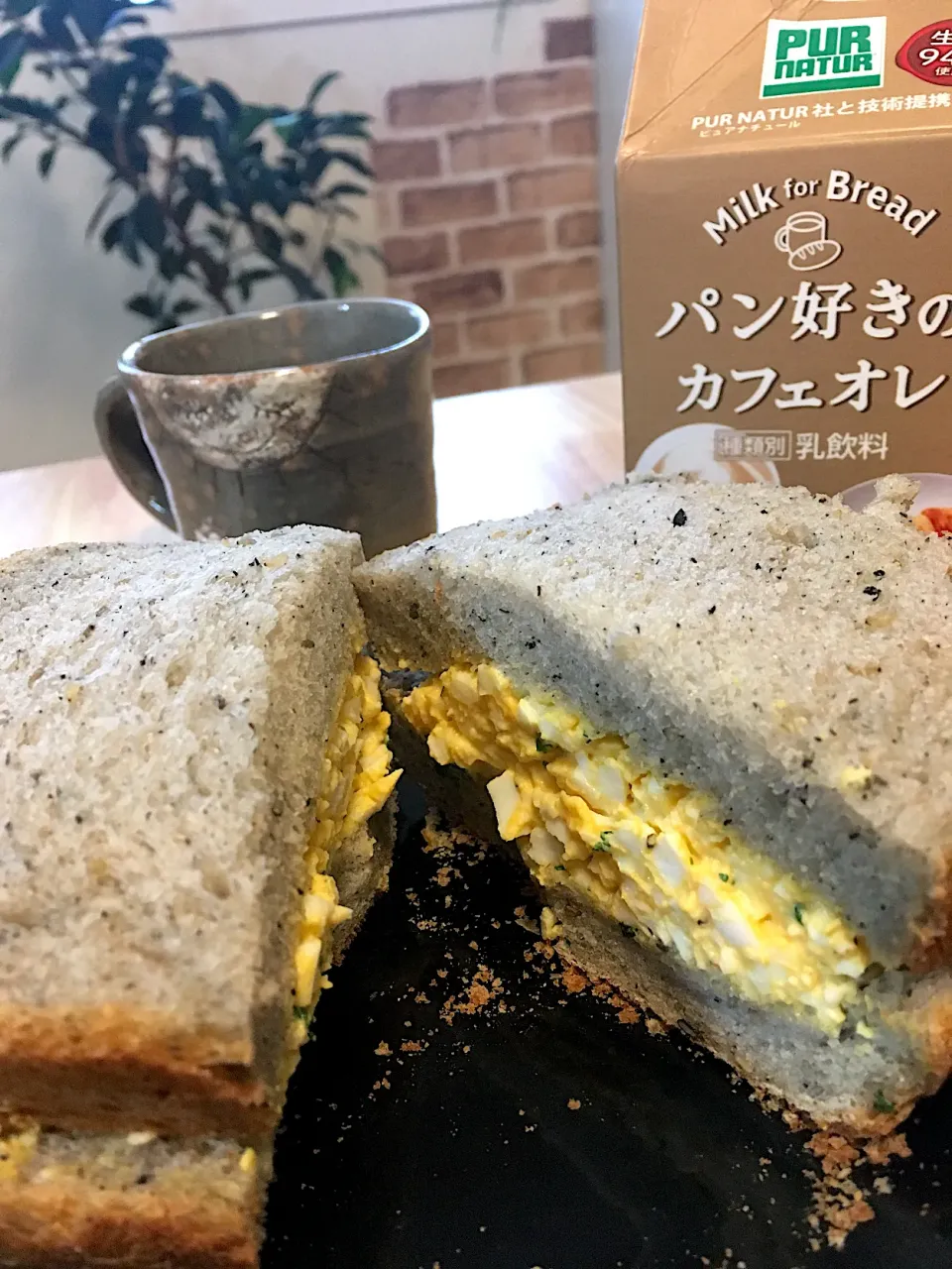 Snapdishの料理写真:朝焼き胡麻食パン🍞で卵サンド(●☌◡☌●)もちろんパン好きのカフェオレと❤️|さくたえさん