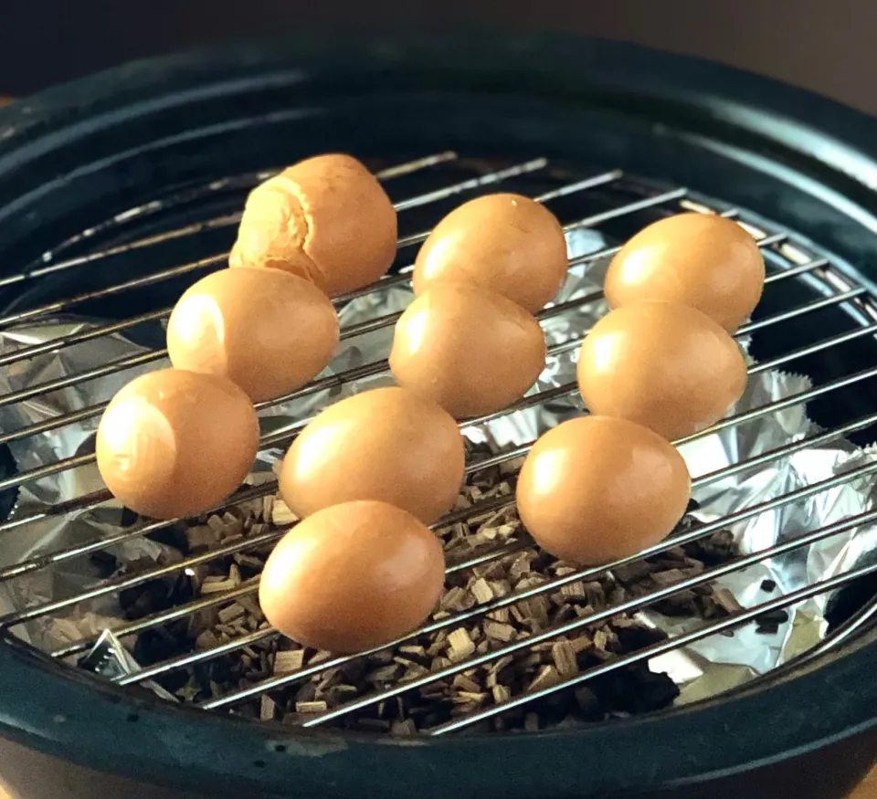 Snapdishの料理写真:うずら卵の燻製　　　Smoked quail eggs|マユマユさん