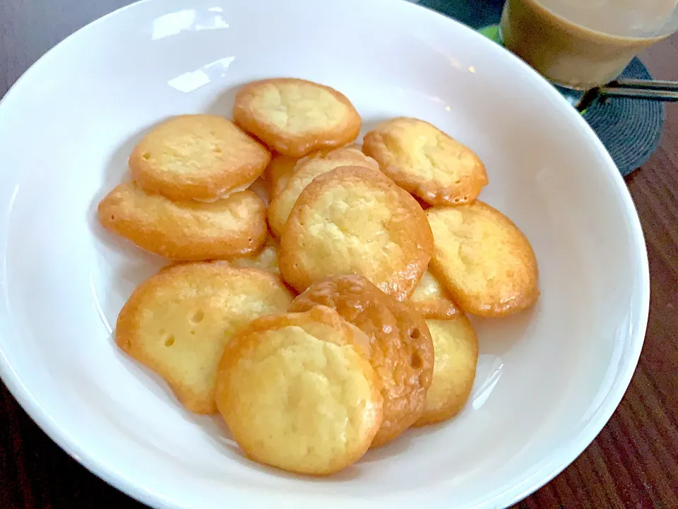 Snapdishの料理写真:カルボナーラ作りで余った卵白で作ったラングドシャ|yumyum😋さん