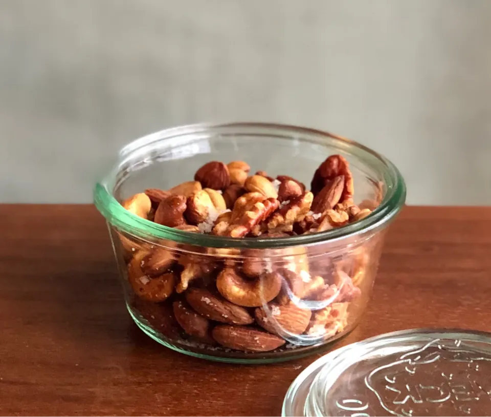 ミックスナッツ燻製、燻製塩をかけて　　　Smoked mixed nuts with smoked salt　　　　|マユマユさん