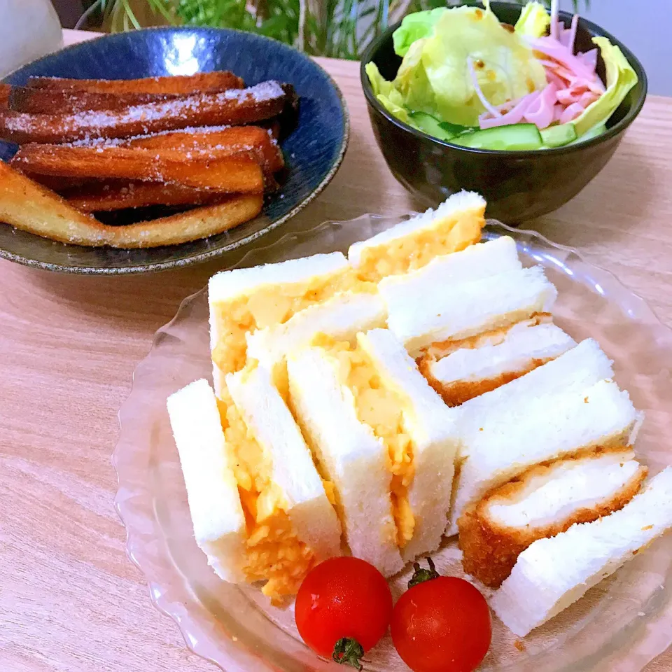 Snapdishの料理写真:🥚たまごサンドに🍗チキンカツサンド　　　それにフライにしたパンの耳😋|Sの食卓さん