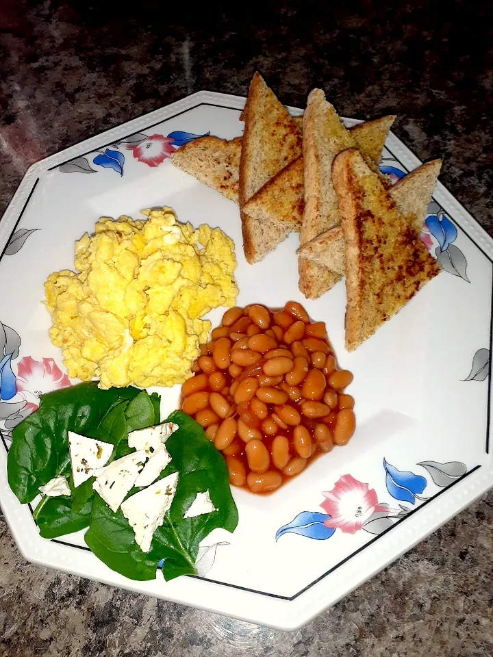 toasted bread  with scrambled eggs n baked beans|mandisaloveさん