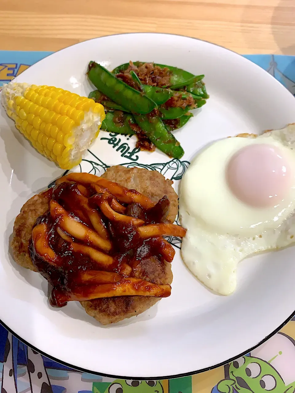 ・ハンバーグきのこソース　・さやいんげんのおかか和え　・目玉焼き　・茹でコーン|ぺろたんさん