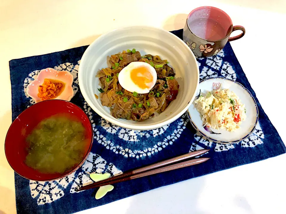 牛すじ丼|まるカフェ 水曜日担当 きょうこさん