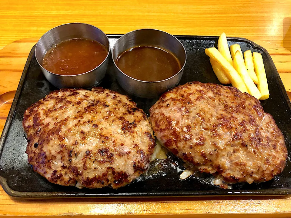 Snapdishの料理写真:ダブル手ごねハンバーグ🍖🍖|buhizouさん