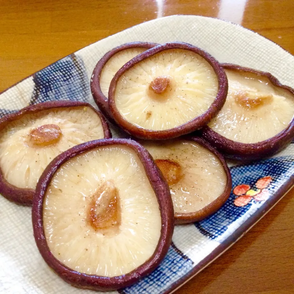 椎茸のバター焼き🍄塩、胡椒でシンプルに。|まいりさん