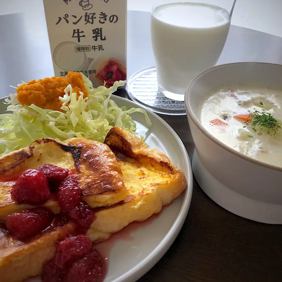 Snapdishの料理写真:パン好きの牛乳とフレンチトースト|すと☺︎*☻さん