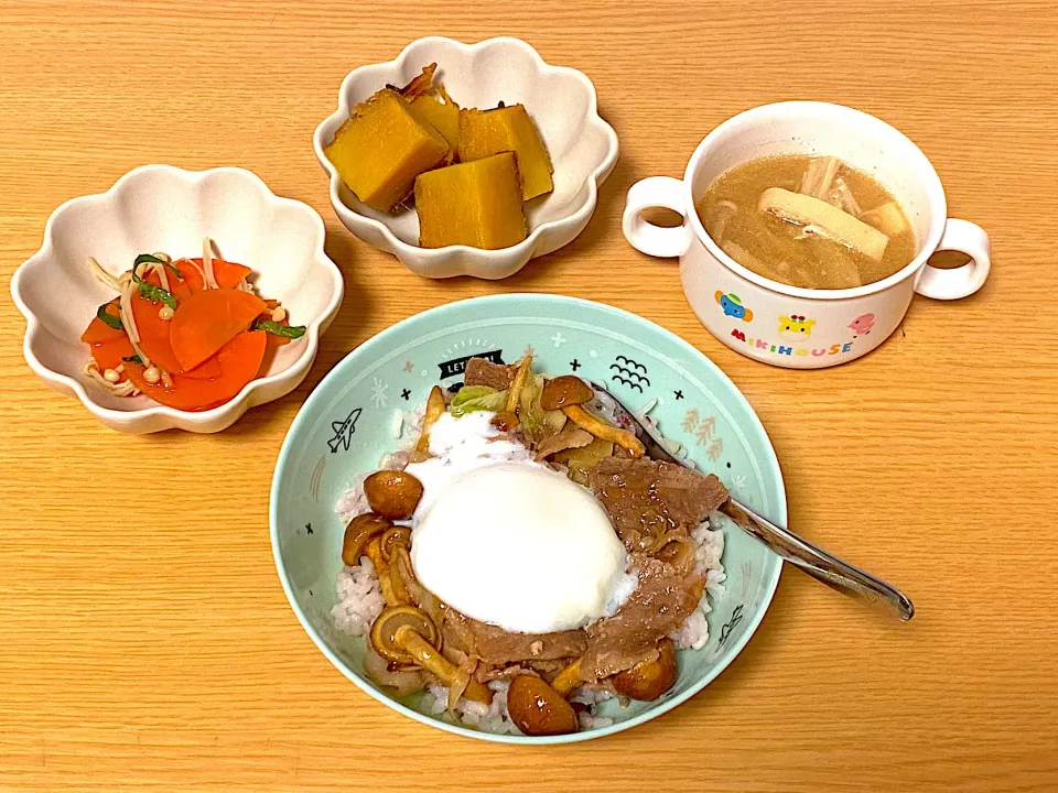 なめこと豚肉の甘辛丼、人参とえのきの香味和え|あさみさん