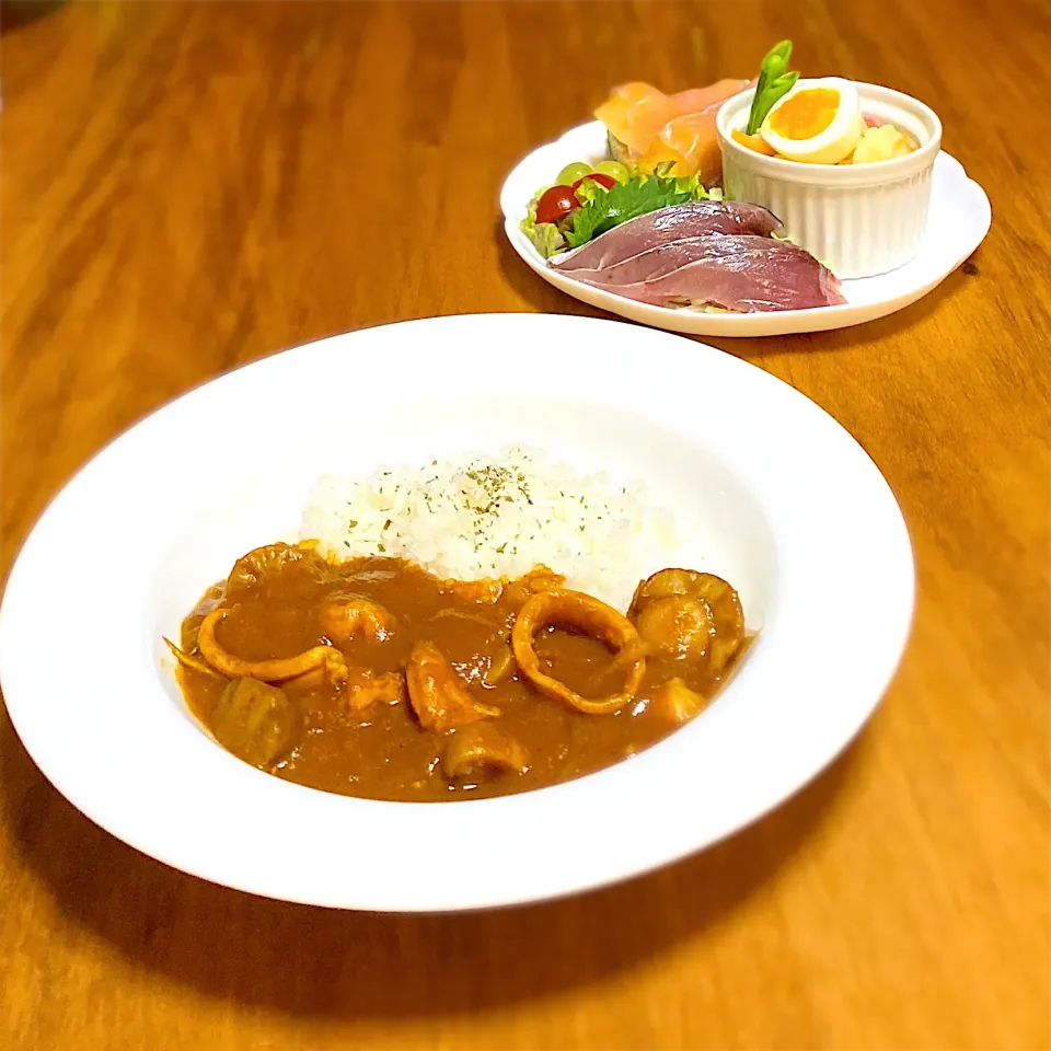 Snapdishの料理写真:シーフードカレーとサラダ盛り合わせ|みかりんさん