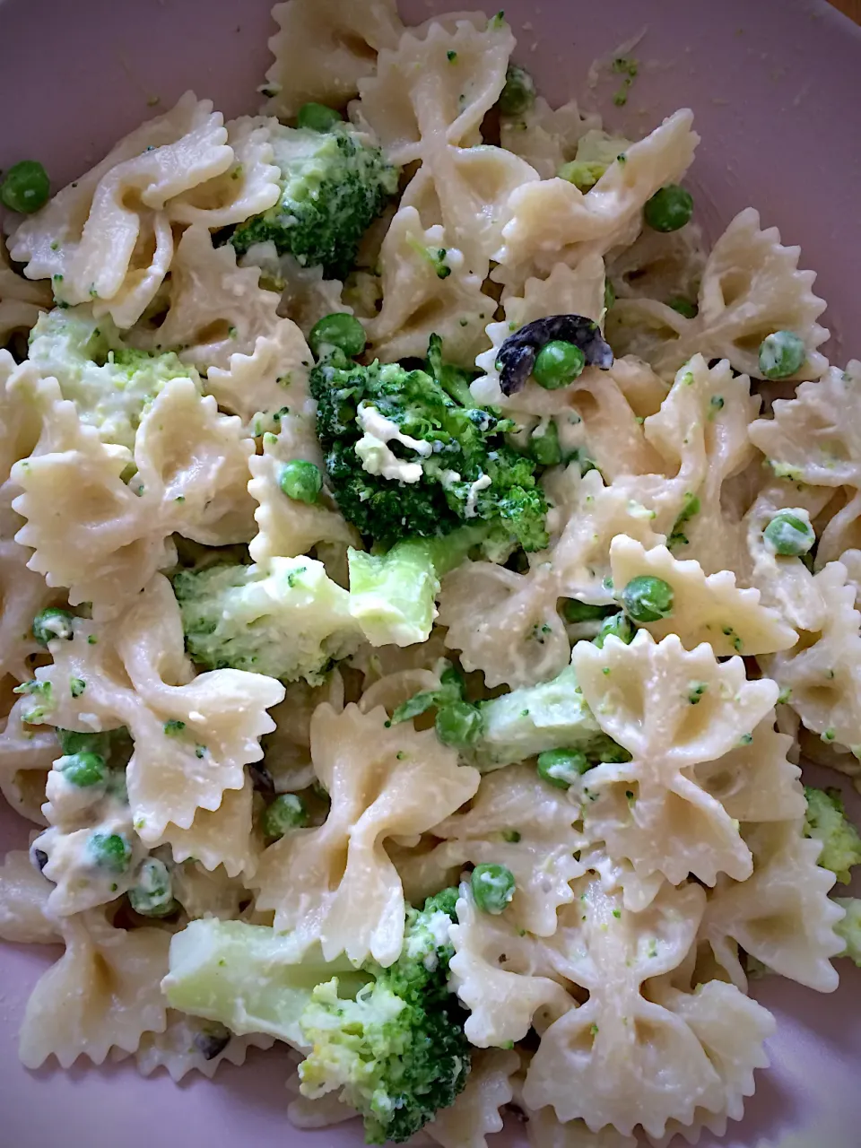 Snapdishの料理写真:Pasta with broccoli,peas,olives and hummus|MissYumYumさん