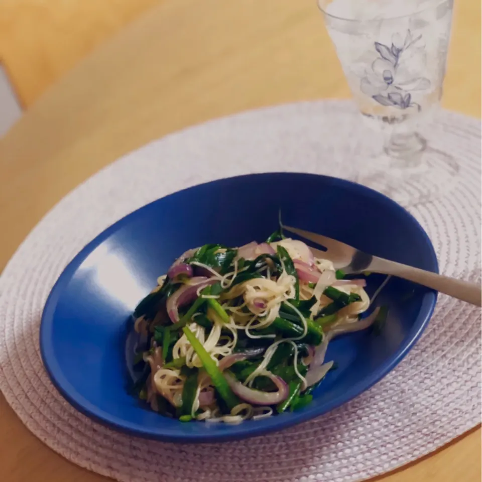 Fried Noodles with Chinese Chives, Red Onion／ニラとレッドオニオンの炒麺|angiee♡さん