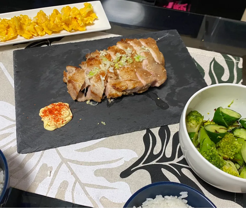 Snapdishの料理写真:ワサビチキン  ブロッコリーとキュウリ塩昆布  ネギたま|まぁーかさん