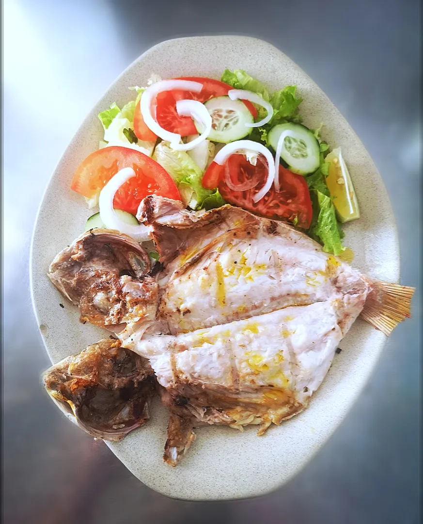 Pargo com salada|CozinhaDaAvóさん