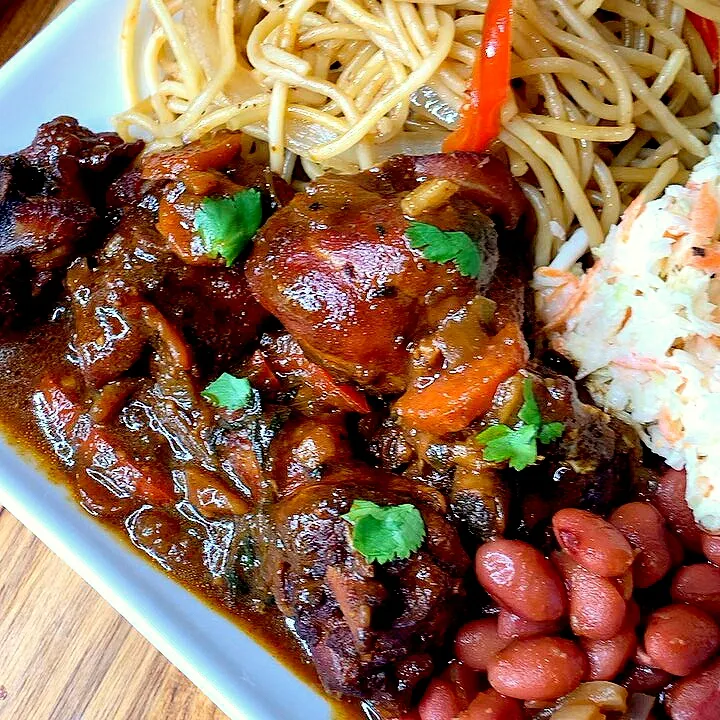 noodles, red beans, stew chicken,coleslaw.|Rosantos Restaurantさん