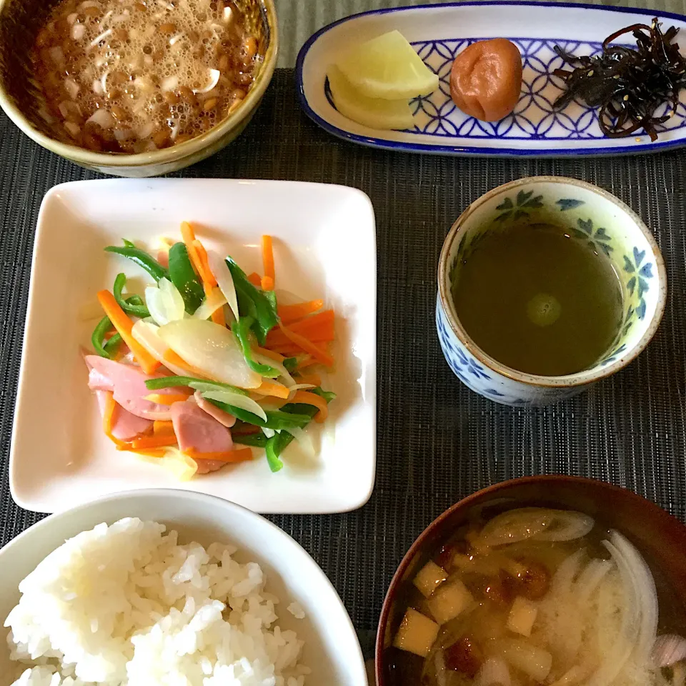 2020年５月22日男前美容師の手作り朝ごはん　魚肉ソーセージ入野菜炒め　納豆　∠( `°∀°)／|Booパパさん