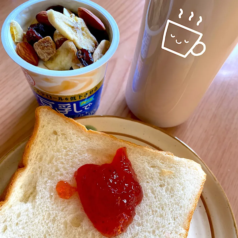 Snapdishの料理写真:食パン•イチゴジャム＆豆乳ヨーグルト•MIXフルーツ＆ミルクティ(無糖)|☘️yumiko😘💕さん