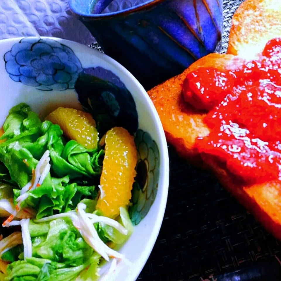 朝食〜オレンジとレタスサラダ、手作り🍓ジャムトースト＼(°o°)／うま🥰|ペンギンさん